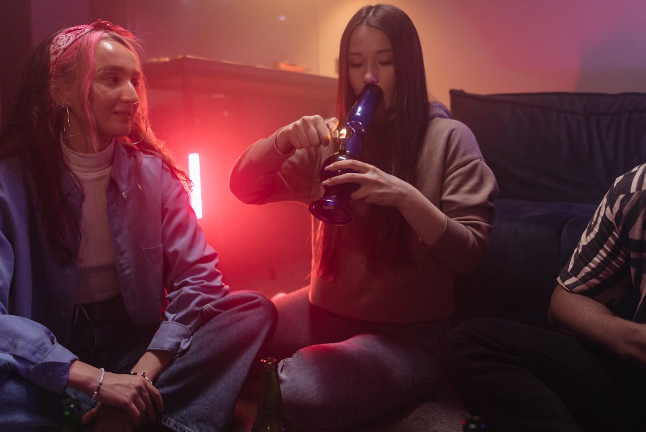 Bubbler vs. Bong: What’s the Difference, Pros & Cons, and Which Is Better?