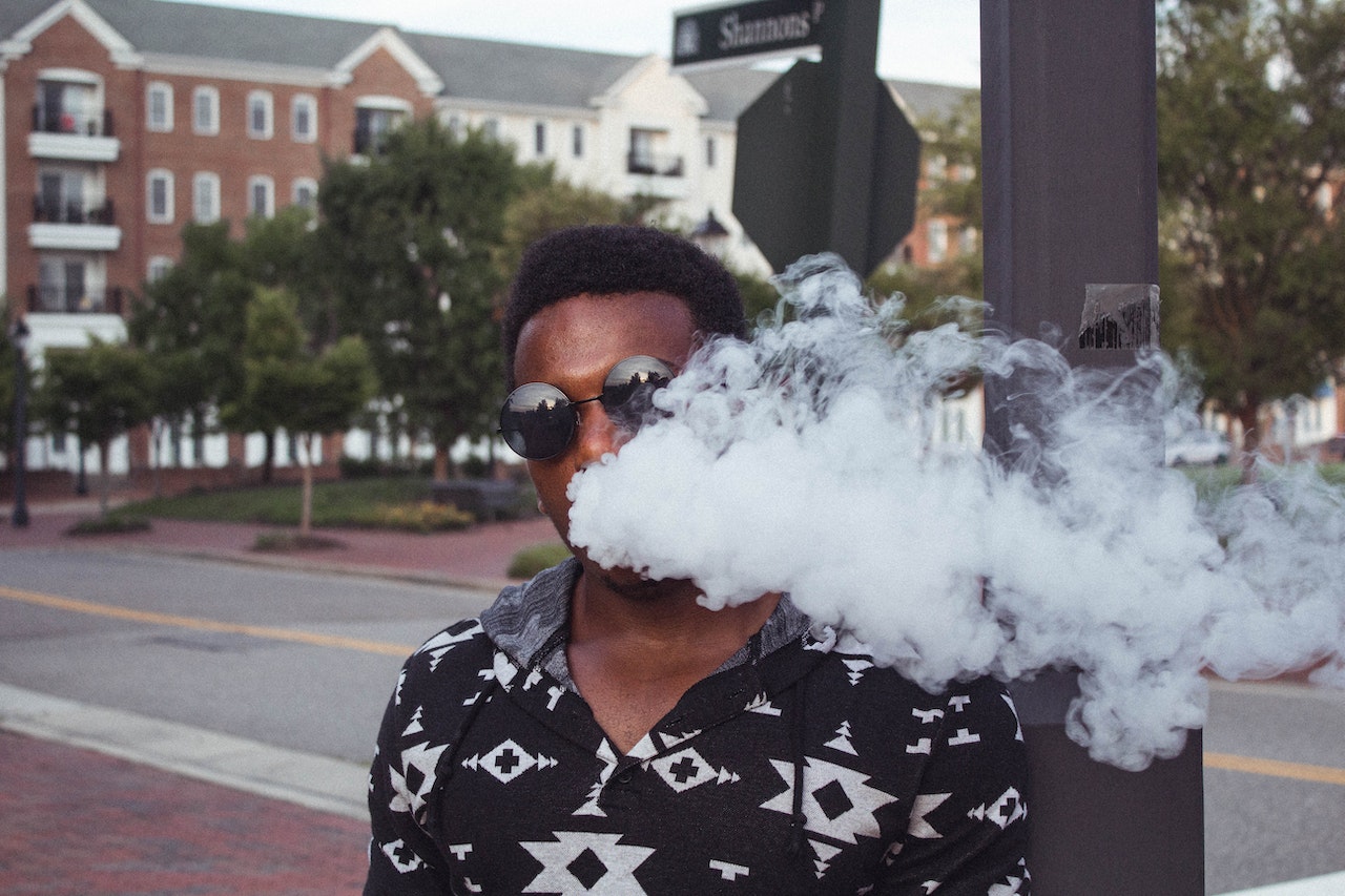 How to Charge a Vape Pen - Everything You Need to Know